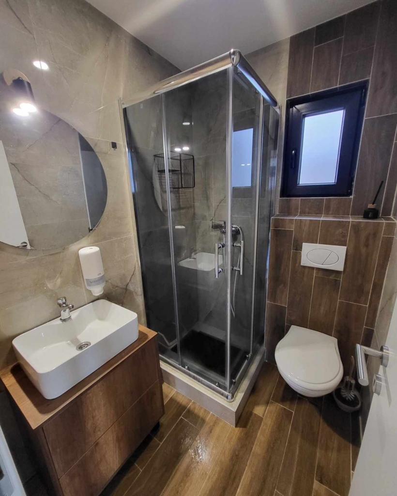 West Apartment 6