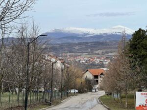Read more about the article Između fotelja od osamdeset hiljada i fasada koje vežbaju slobodan pad
